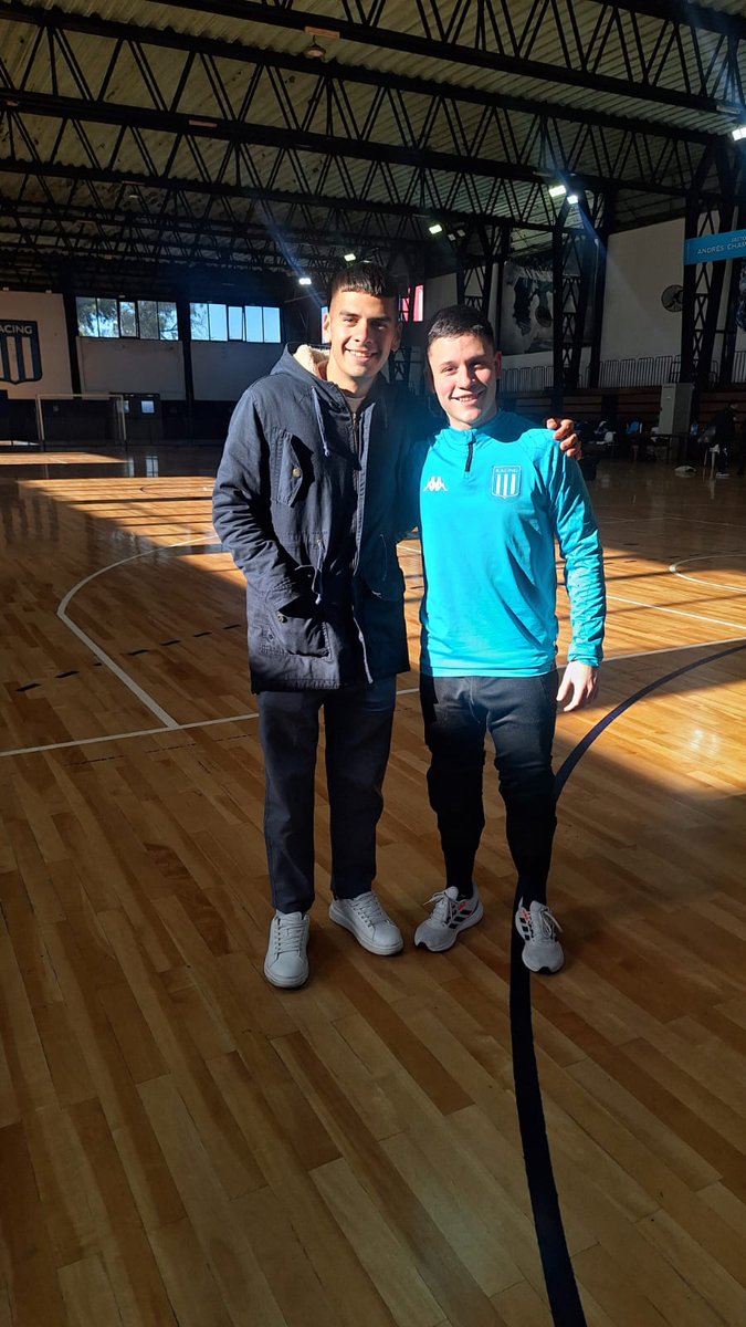 FELICES DE RECIBIRTE EN CASA 😍

@Meferreyr12, quien supo defender el arco de La Academia, visitó el Centro Deportivo y aprovechó la ocasión para saludar al primer equipo masculino.

El sentido de pertenencia, siempre intacto 💙🤍💙

#VamosRacing 
#SomosFamilia