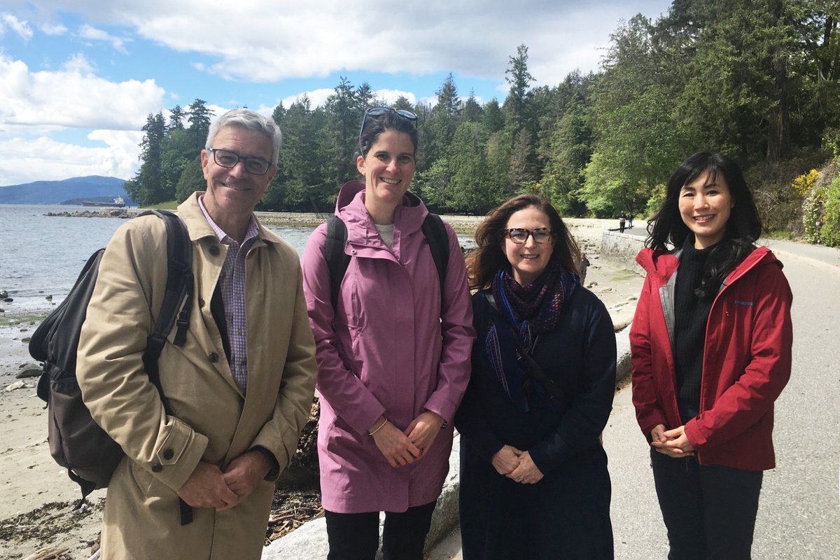Gorgeous day today for a #StanleyPark seawall walk and talk with Minister @YaaraSaks + @GovCanHealth team about: 🌱 how @bcparksfdn's #PaRx ⬆️ #mentalhealth + ⬇️ ecoanxiety 👩‍👧 parenting in a digital, post-pandemic age + much more. Thanks for including us in your west-coast visit.