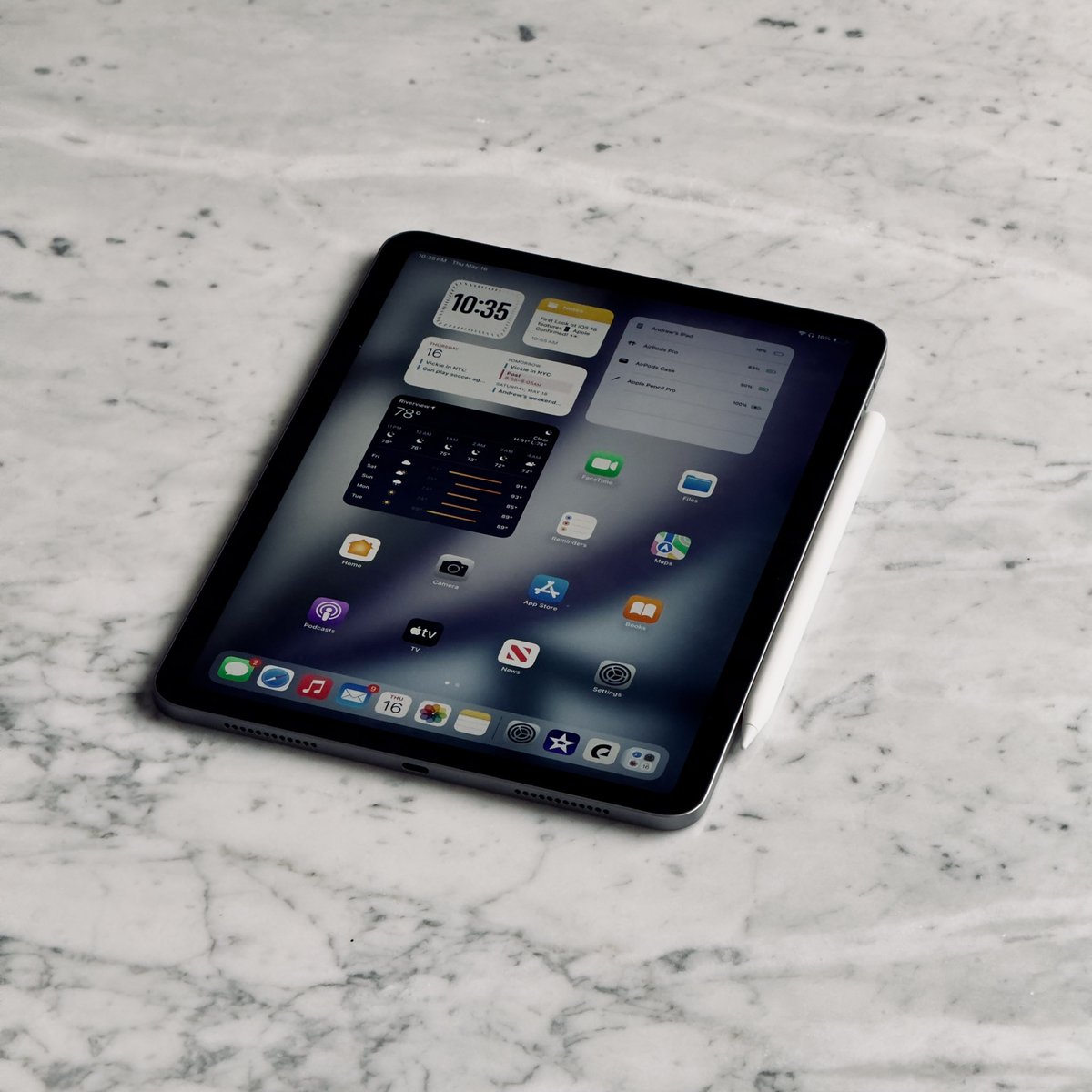 First day with M2 iPad Air was really really good - Faster and snappier than the M1 Air - Great battery life - Quick 4K video export - Fantastic Apple Pencil Pro - More consistent AirDrop - Love the Space Gray color Full review in the works so stay tuned 👀