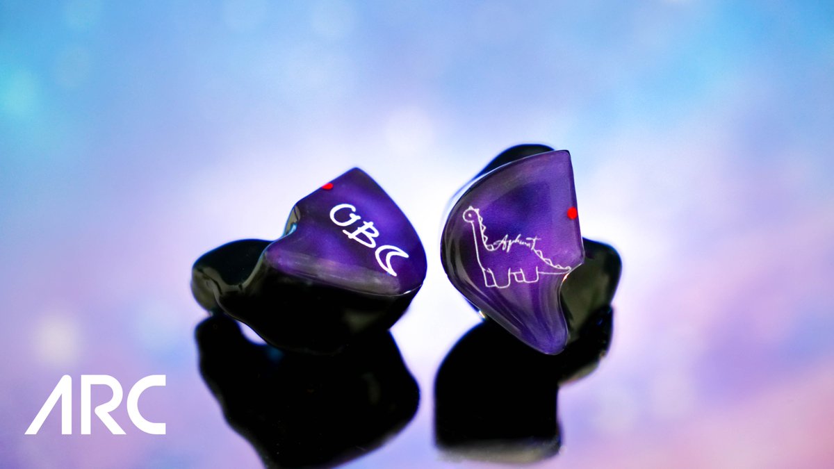 Custom In-Ear Monitor ของคุณ “โอโบ Dice” ที่ได้เลือกตัว หูฟัง CIEM สีม่วง และกราฟฟิกลวดลายน่ารักสดใสที่คุณโอโบได้ออกแบบด้วยตัวเอง ด้านซ้ายคุณโอโบได้เลือกเป็นชื่อตัวเองได้ใส่ gimmick รูปพระจันทร์ ทำให้ CIEM คู่นี้พิเศษยิ่งขึ้น และด้านขวารูปไดโนเสาร์ที่คุณโอโบชอบ