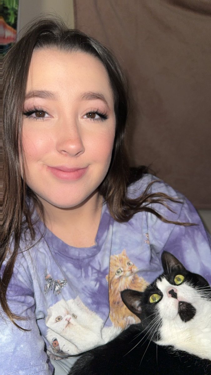 kelspurr's tweet photo. Get you a man that looks at u how my cat looks at me😊🥰 https://t.co/taRj9KTk8b
