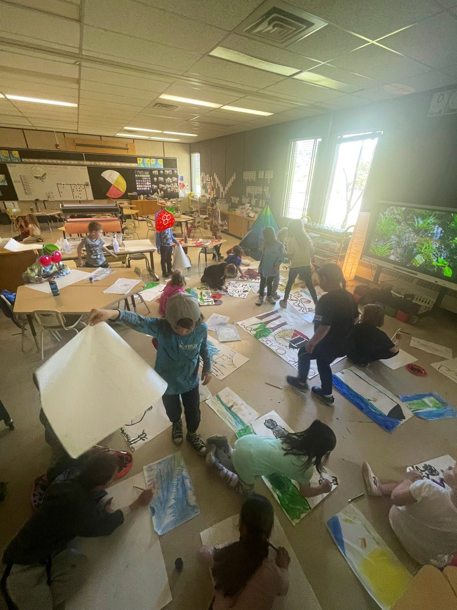 msrogstadsclass's tweet photo. Our murals are coming along nicely! We were busy all afternoon bringing our mural stories to life! 🖼️ https://t.co/4XM9F4Qn3Z