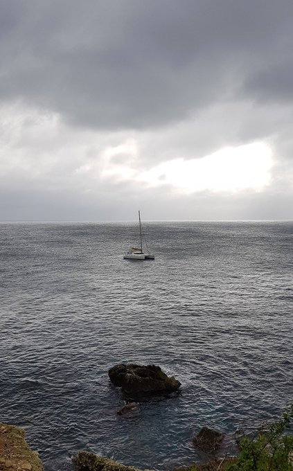 Descansar, mirar, pensar y escribir (...) La vista puesta en el mar y en las barcas que la navegan. Nosotros y nuestra vida prohibida... Pertenecemos a la tierra. Somos del mar. Subimos montañas. Hemos sido testigos de generaciones de olas. @antoninegre #ElSenderoALaCima