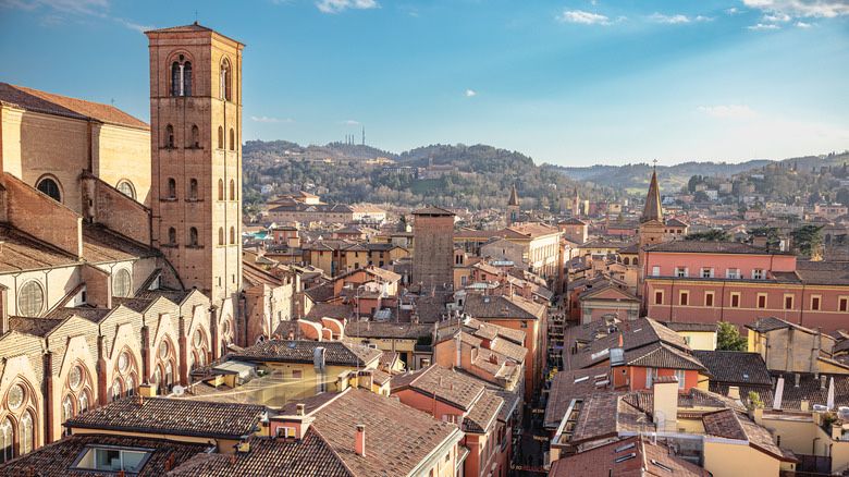 🇮🇹 Italy's Best City Has Great Food And Art Without Huge Crowds, Per Samantha Brown - Explore bit.ly/3QOarqA