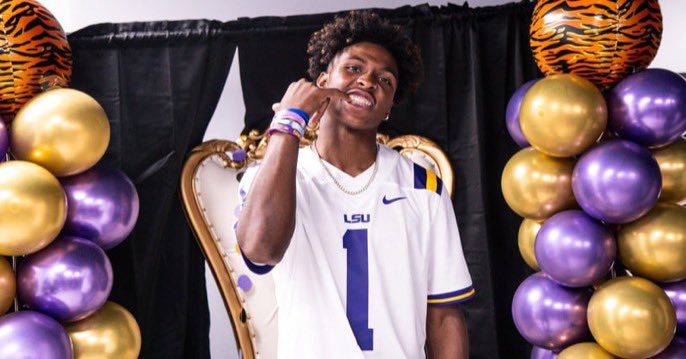 BREAKING: 5-Star WR Dakorien Moore has DECOMMITTED from #LSU per @Hayesfawcett3 Moore is the No. 1 WR in the ‘25 Class. Uh oh.