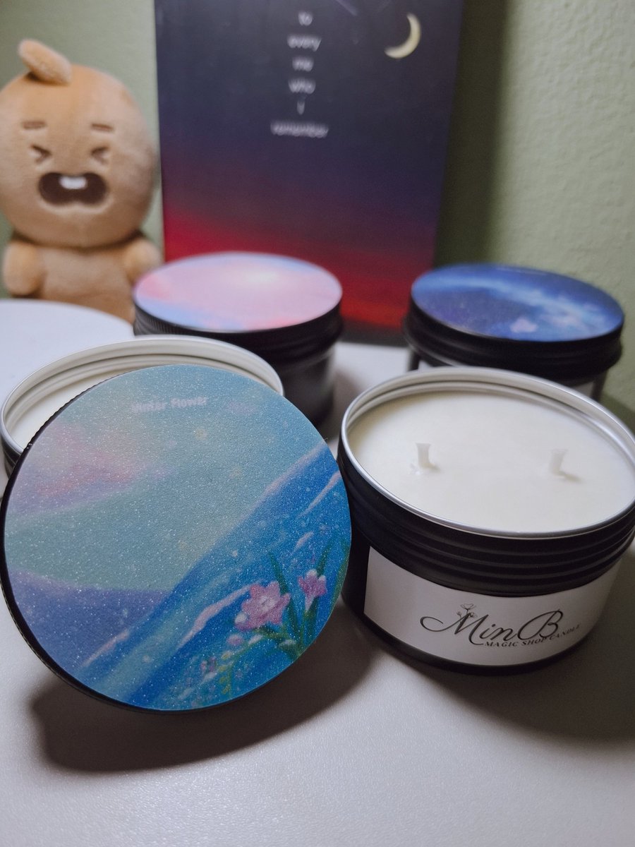 #Minbdiary
𝐕𝐢𝐧𝐭𝐞𝐫 𝐅𝐥𝐨𝐰𝐞𝐫 ท้องฟ้าผืนที่ 5 จาก #7SkyCandle
Inspiration by #V #KIMTAEHYUNG 

‘บังทันมีทั้งหมด 7 คน ได้โปรดรักพวกเราทั้ง 7 คนด้วยนะครับ - แทฮยอง -’

แนวกลิ่น : Floral
Note : lily of valley, violet, rosemary, aquatic, freesia,white musk
🍀 หวาน เย็น สดชื่น