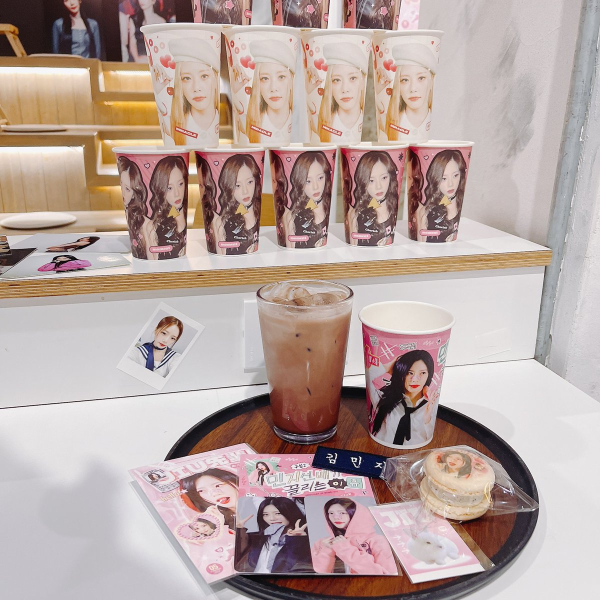 🐰HAPPY JIU Day 
로얄마카롱 신사점🐰
선업튀보며 설렌 분은 여기 오세여! 누구나 학창시절 민지선배 하나쯤은 가슴에 품고 살잖아요...
저는 특전 당첨돼서 진짜루 가슴에 민지선배 이름표 달고 다니게 되었어요 💕

#민지선배가_끌리는이유
#HAPPYJIUDAY