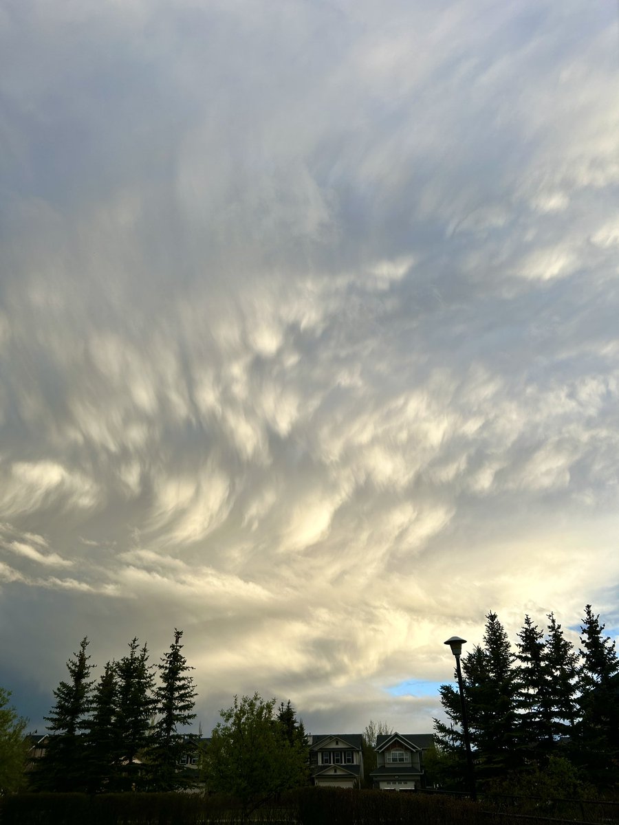 I don’t know if they have a name but after the wind and rain blew through we were left with these neat looking clouds. Temps sure dropped quickly with that wind too!

#ABstorm #ShareYourWeather #Clouds #YYC #Calgary