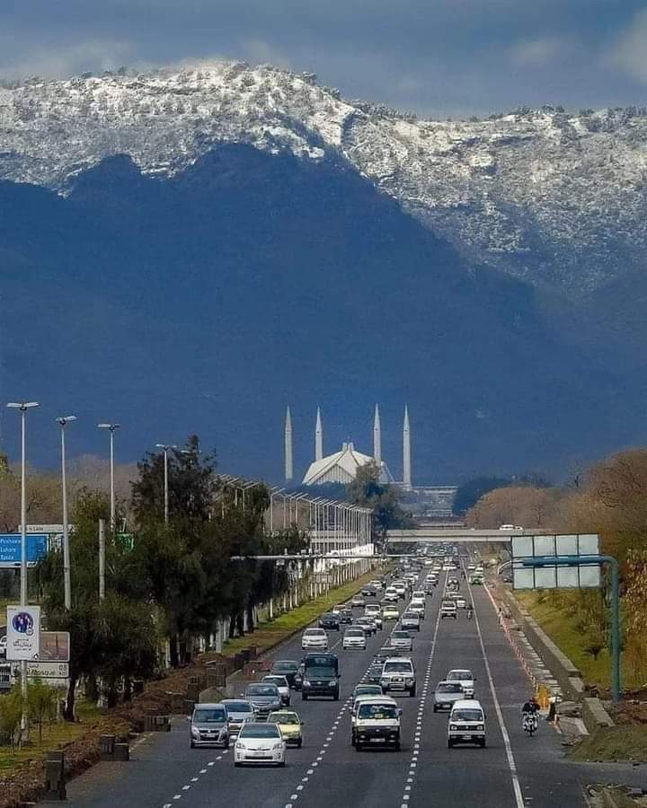 ہمارا۔۔اسلام آباد۔۔۔فطرتی حسن، سکون اور تنہائی پسند لوگوں کے لیے جنت کے جیسا خوبصورت شہر ہے یہاں آپ کو زندگی کے سب شعبوں میں ہر قوم ہر برادری کے لوگ نظر آئیں گے۔۔جو بڑے پیار اور محبت سے ایک دوسرے کے ساتھ پیش آتے اور ساتھ رہتے ہیں۔۔۔خاص کر جاب اور بزنس میں اپنے ساتھ رہنے اور کام