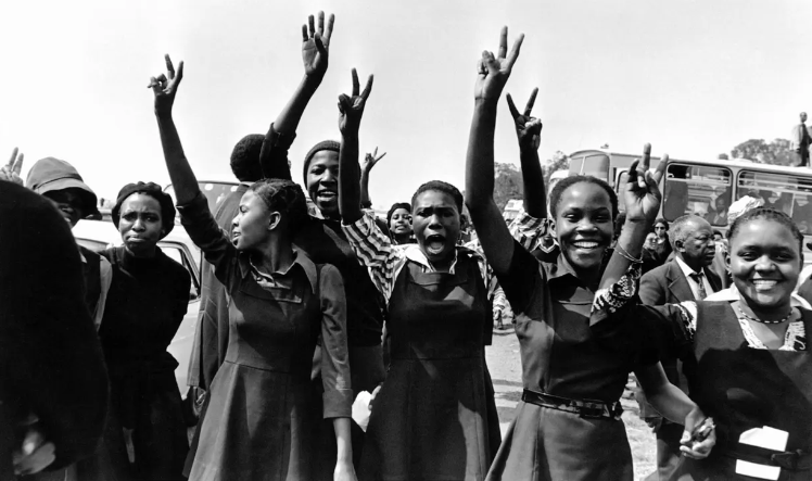 African Photography spotlight: Peter Magubane, who captured the stark realities of apartheid, passed away on January 1, 2024, at the age of 91. Born on January 18, 1932, in Vrededorp, Johannesburg (now Pageview)