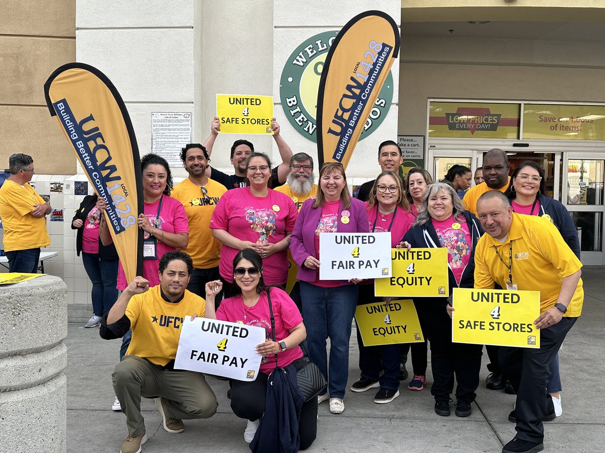 With Black and Latina women earning on average significantly less than men, UFCW’s women members from across the country and Canada came out to support the women who make up Food 4 Less’ workforce as they fight for a fair contract for all Food 4 Less workers.