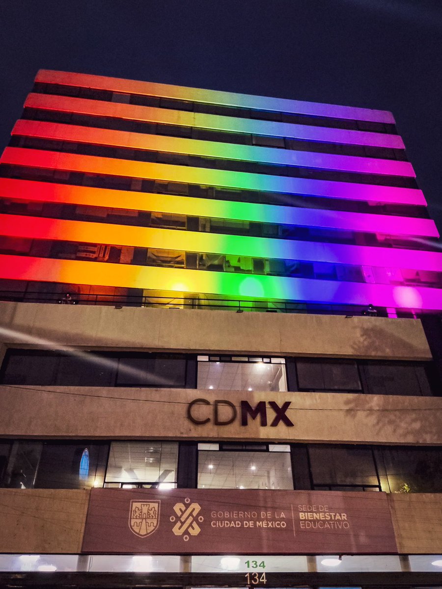 AlejandraIMrqz's tweet photo. En el @BienestarEdu nos vestimos con los colores de la diversidad para conmemorar el Día Nacional contra la Homofobia, Lesbofobia, Transfobia y Bifobia, como símbolo del compromiso con los derechos de las personas LGBTTTI. 🏳️🌈🏳️⚧️
¡En la CDMX #SomosConOrgullo!
🩷❤️🧡💛💚💜💙 https://t.co/VZciNxAZZI