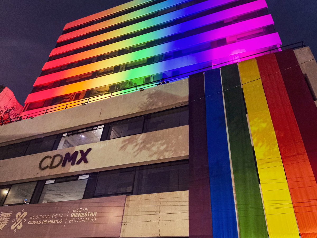 AlejandraIMrqz's tweet photo. En el @BienestarEdu nos vestimos con los colores de la diversidad para conmemorar el Día Nacional contra la Homofobia, Lesbofobia, Transfobia y Bifobia, como símbolo del compromiso con los derechos de las personas LGBTTTI. 🏳️🌈🏳️⚧️
¡En la CDMX #SomosConOrgullo!
🩷❤️🧡💛💚💜💙 https://t.co/VZciNxAZZI