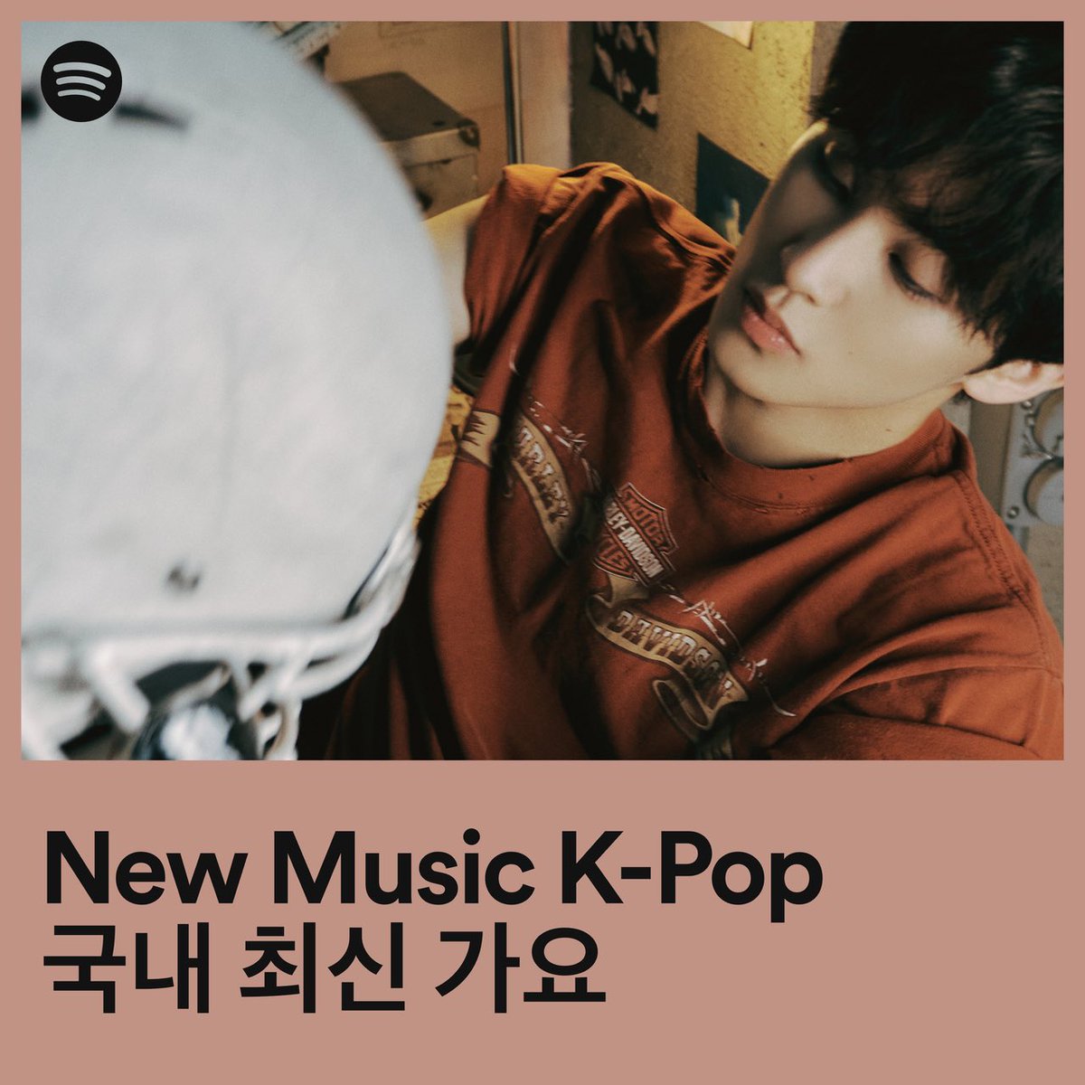 MARK is on the cover of New Music K-Pop on @Spotify 💚 Go check it out and listen to '200' right now! 🎧spoti.fi/4dIAjOq 🕸️spoti.fi/3K6c3Z9 #MARK #마크 #200 #MARK_200 #NCT #NCT127 #NCTDREAM @SpotifyKR @SpotifyKpop