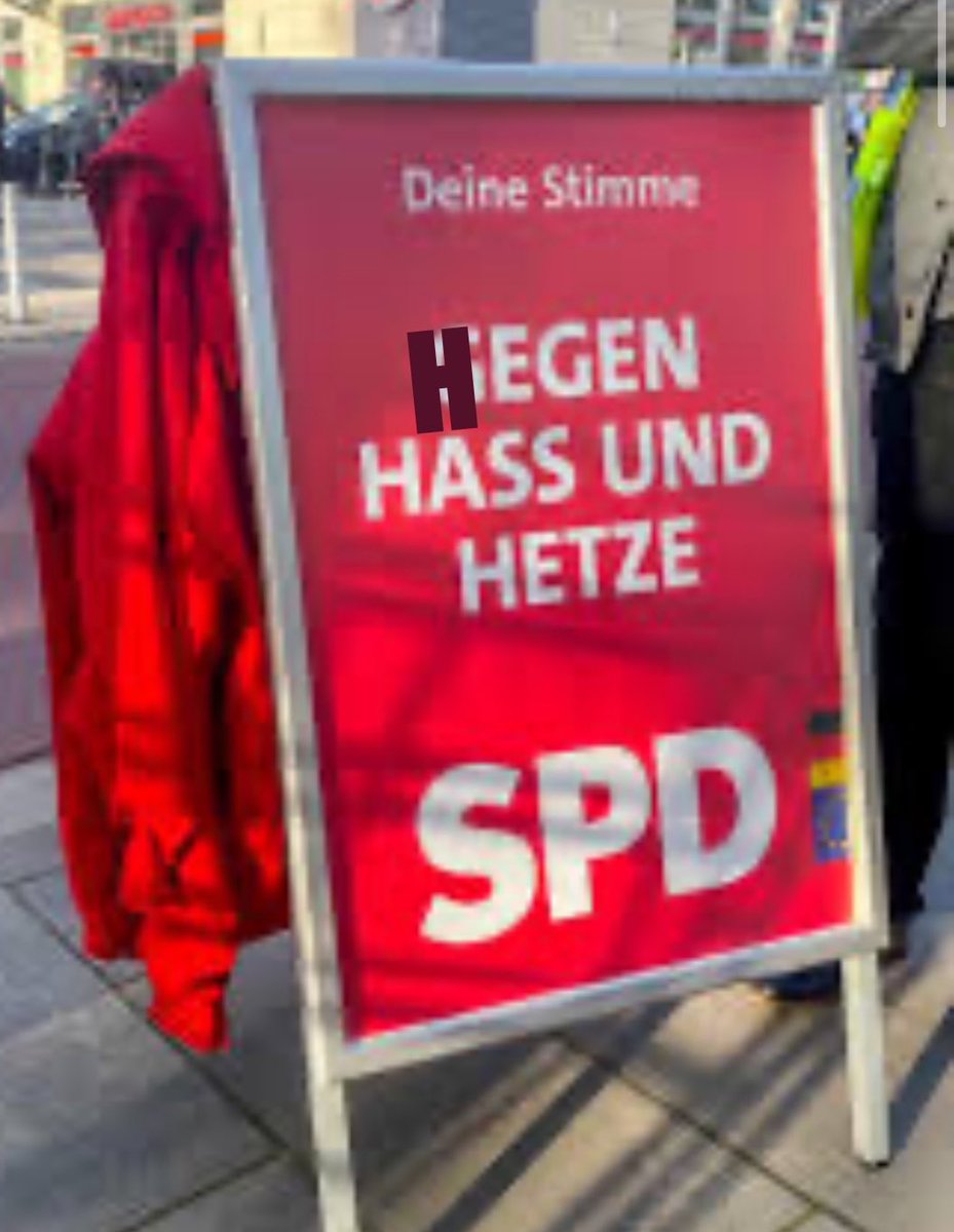 Heute stand ich länger wegen Überflutung an einer Ampel im Stau. Vor mir dies #Wahlplakat. Da ich lange als Werbetexterin gearbeitet habe, aus Gründen der Alliteration, aber vor allem aus Gründen der Wahrheit, habe ich eine Kleinigkeit geändert. So stimmt’s jetzt finde ich. 
#SPD
