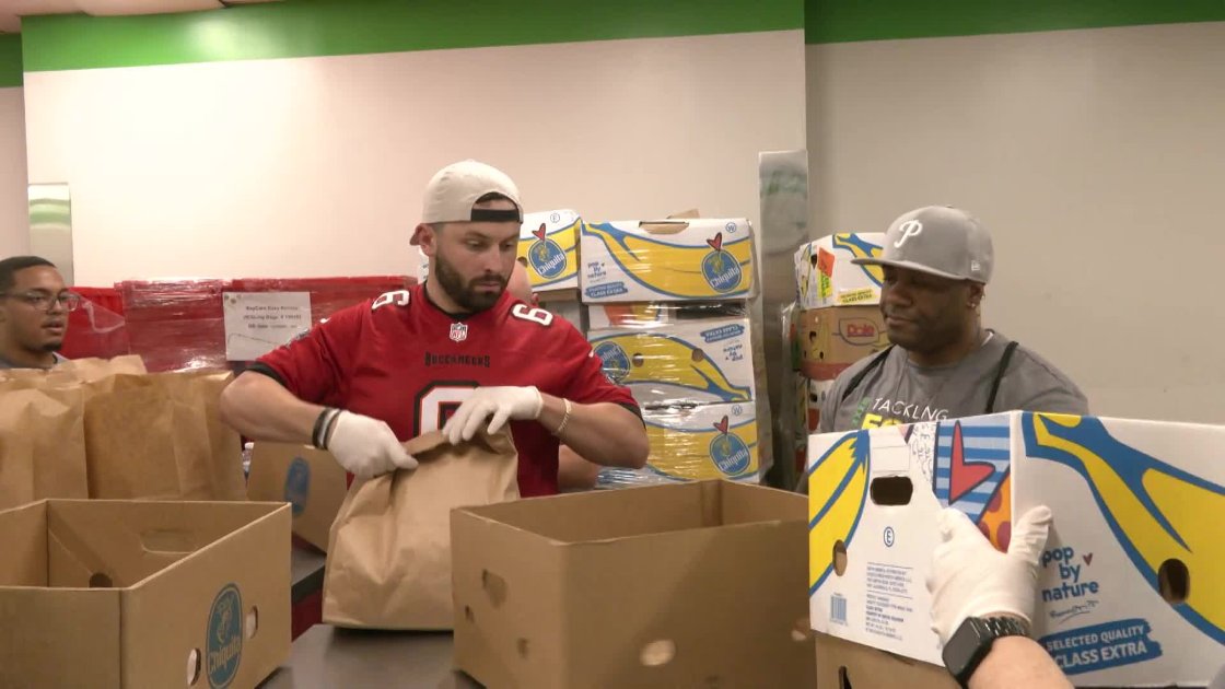 Baker Mayfield helps volunteer with Fifth Third Bank at Feeding Tampa Bay | @AileenHnatiuk reports: bit.ly/4ajbx4I