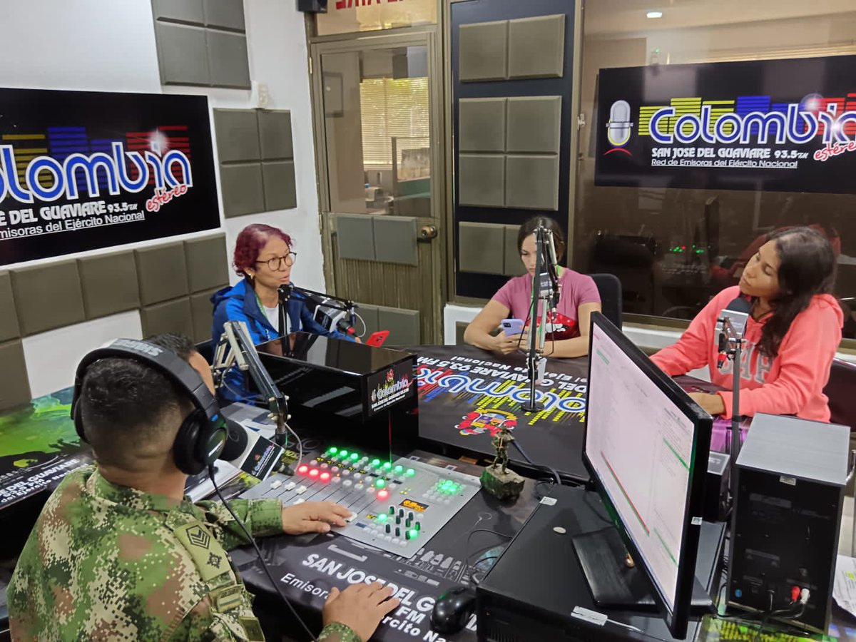 Desde la @emisoraejercito 93.5 FM, Jenny Parrado y Vanessa Correa de la oficina de comunicaciones del @SENAComunica regional #Guaviare, y Margarita Correa, líder de inducción regional. Brindan información para incentivar a la comunidad a continuar su formación educativa.