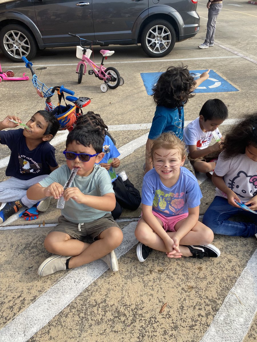 QVE_Eagles's tweet photo. National Bike to school day with our PK kids! 🚲 https://t.co/ELzyZP9rzQ