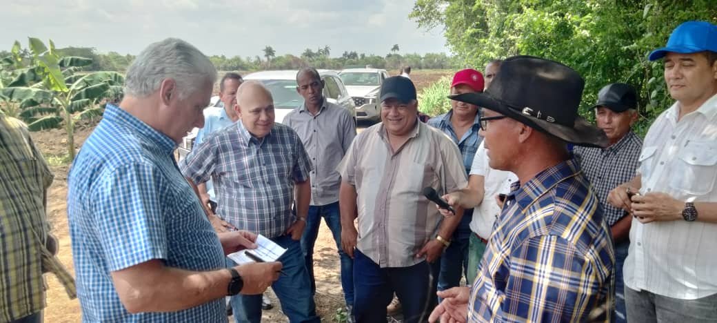 Ciencia e innovación distinguen a la Finca Agroecológica Integral 'El Tamarindo' en Carlos Manuel de Céspedes, #Camagüey. Allí @DiazCanelB y @DrRobertoMOjeda resaltaron los beneficios de este Proyecto de Desarrollo Local y el arduo trabajo de sus 4 trabajadores. #GenteQueSuma