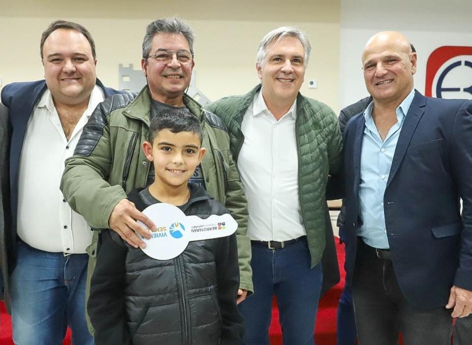 gobdecordoba's tweet photo. 🏡🔑 En #AlpaCorral y #Berrotarán, más familias cumplieron el sueño de la casa propia y de su escritura. 🙌 Entregamos nueve casas del programa #ViviendaSemilla y 13 escrituras definitivas en ambas localidades del sur provincial. #SeguimosHaciendo #TuCasaTuEscritura https://t.co/yEgWYvoaTG