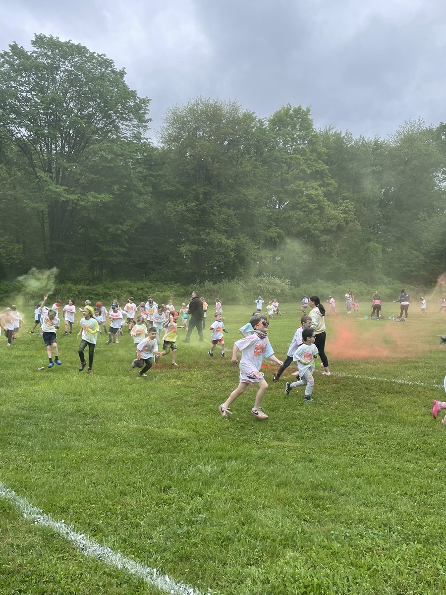 MohansicElem's tweet photo. Lots of smiles at our Color Run this afternoon! Thank you to the PTA for organizing this fun event. https://t.co/8BJ6ootGFD