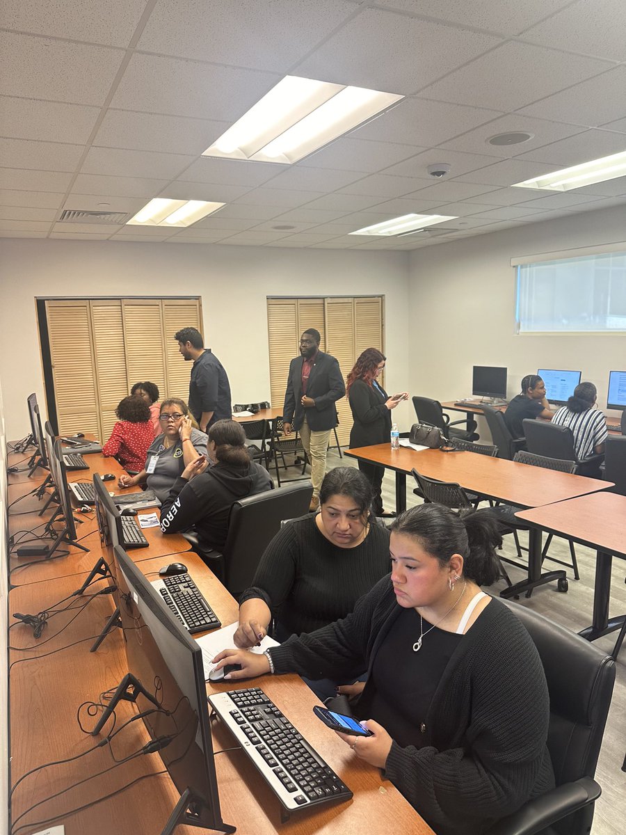 Thank you @CityofMiaGarden for hosting tonight’s FAFSA event at the Betty T. Ferguson Rec. Center. We appreciate your support of our students as they worked with financial experts from @MDCollege to complete their FAFSA! #YourBestChoiceMDCPS @SuptDotres @LDIAZ_CAO @AlayonSally