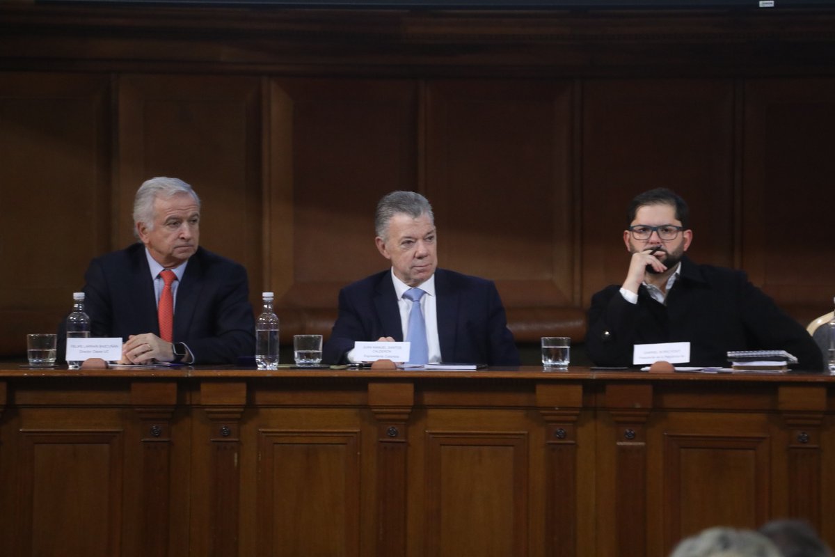 📰#ConexiónT13 | Presentación del libro “Chile 2050: un país” Director de Clapes UC, @felipelarrain: “Este periodo de la concertación y del gobierno del expresidente Piñera es uno de los periodos más exitosos de la historia reciente de Chile”. #InformaciónEsencial en