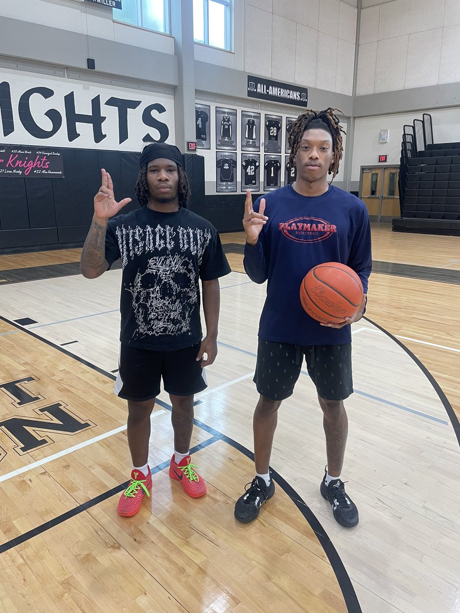 SteeleHoops's tweet photo. @Pablo2Francis and @BrownEric23 back on the court together at #KnightNation Once a KNIGHT always a KNIGHT ⚔️ #WeAreFamily https://t.co/t6UrnWbqlx