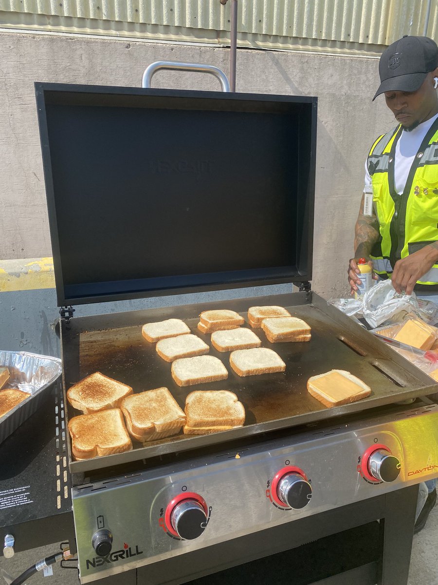 Celebration for our 60 safe work days at SBD GATEWAY HUB !!! Grilled Cheese sandwichs and goodie bags! Thank You for working safe !!let’s reach out next 60 days !!!!🎊🎉💪🏻💪🏻💪🏻🤗