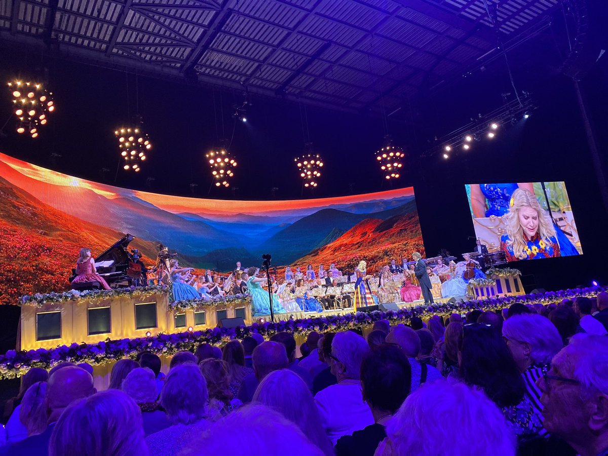 Such a good night tonight at @andrerieu at @leedsarena music to suit everyone’s taste, from classics to opera, modern to musicals, Funny moments, sad moments, emotional moments. Dancing in the aisles.. by people of all ages…A great show..