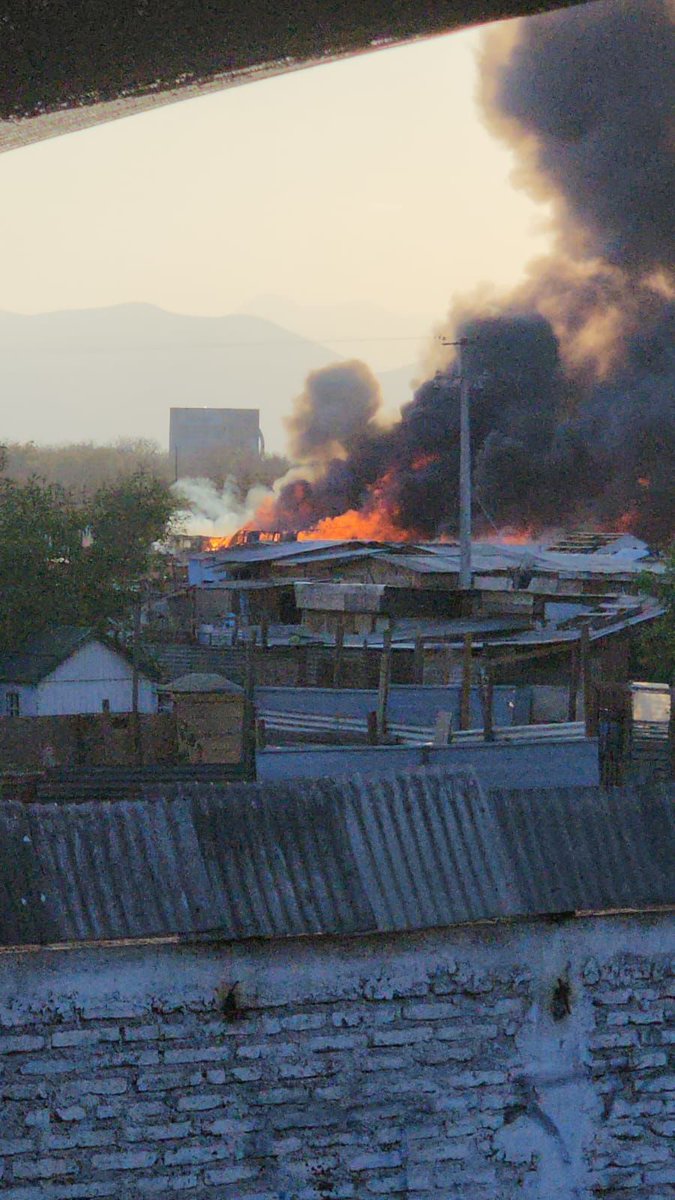 Tras ser desalojada esta jornada: incendio afecta a toma 17 de Mayo de Cerro Navia bityl.co/PwAT