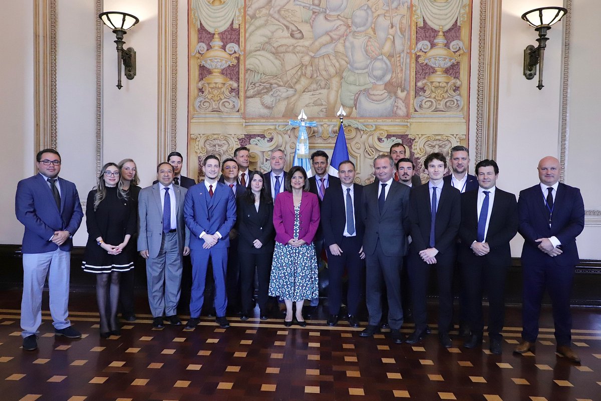 El #ViceCancillerGT Julio Orozco acompañó a la Vicepresidenta de la República, Karin Herrera, en el recibimiento del Movimiento de Empresas de Francia Internacional -MEDEF-, con la que se conversaron oportunidades de inversión y proveeduría en Guatemala en áreas de