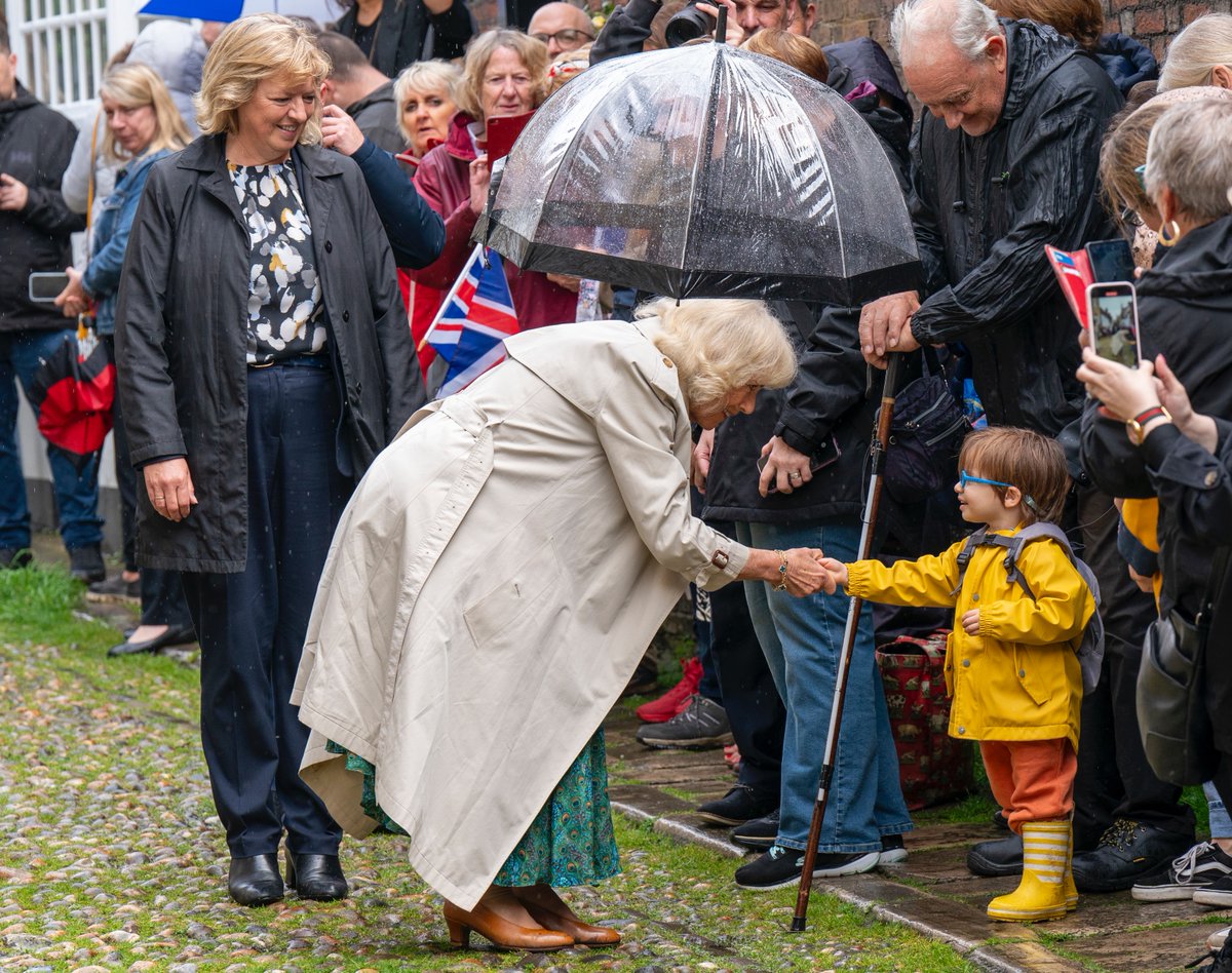 The Queen joined a Garden Party in celebration of Rye’s literary history. Lamb House, Her Majesty joined guests for a Garden Party. During proceedings, Actors Timothy West and Hayley Mills gave readings. Fawlty Towers star Prunella Scales also met HM