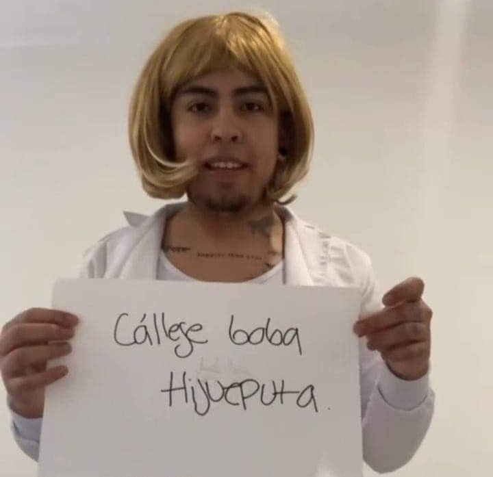 charyside's tweet image. El santo dice que fue criado por mujeres y que las valora y ama, pero sus canciones diciendo que las trata como basura, desmeritandolas, sexualizándolas, colocándolas como objeto y demás, ¿qué? 

Hay que ser coherente con lo que decimos y hacemos, ¿no? 🤡 ES UN CHISTE.