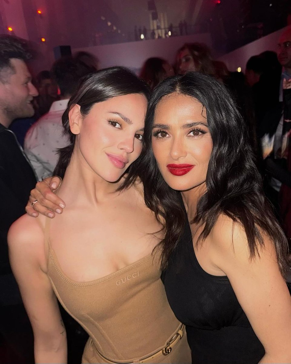 ¿Cuántos ❤️❤️❤️ para estas dos grandes actrices? 
📸 #SalmaHayek