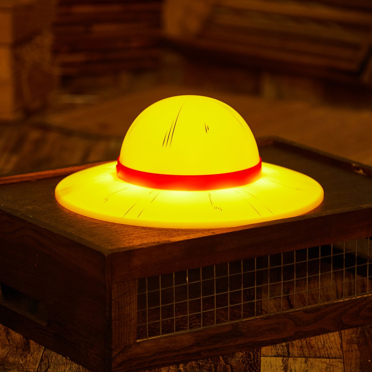 Bring back a memento from your voyages with this #OnePiece mood light! 🏴‍☠️ boxlun.ch/4bqRpin