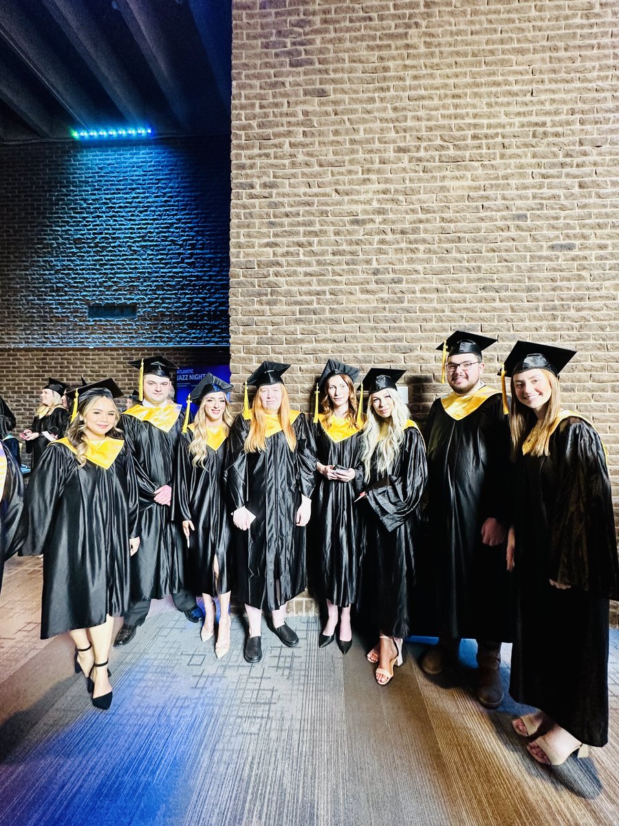 Check out this photo of these amazing new Paralegals! 🤩 Your hard work and countless hours of studying have paid off! 👏🎓

👋 Do you have any group photos, candids or behind-the-scenes shots to share? Tag us, send your photos by DM, or email them to info@academycanada.com.