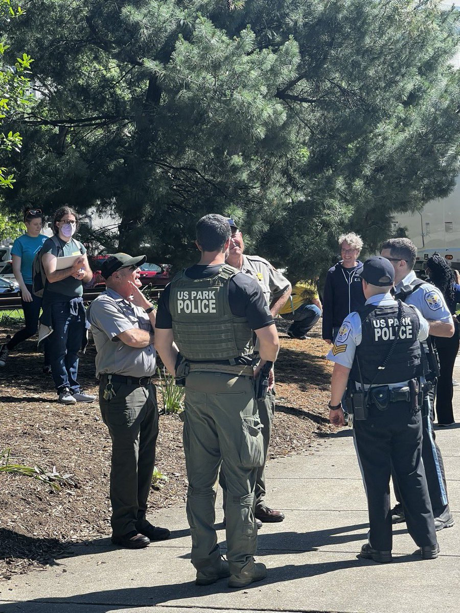 Same day: one part of @JoeBiden’s admin (@USICHgov) says “we can’t arrest our way out of homelessness, we need to provide housing” while another (@NatlParkService) sends its police to sweep an encampment without providing housing. 👀👀👀