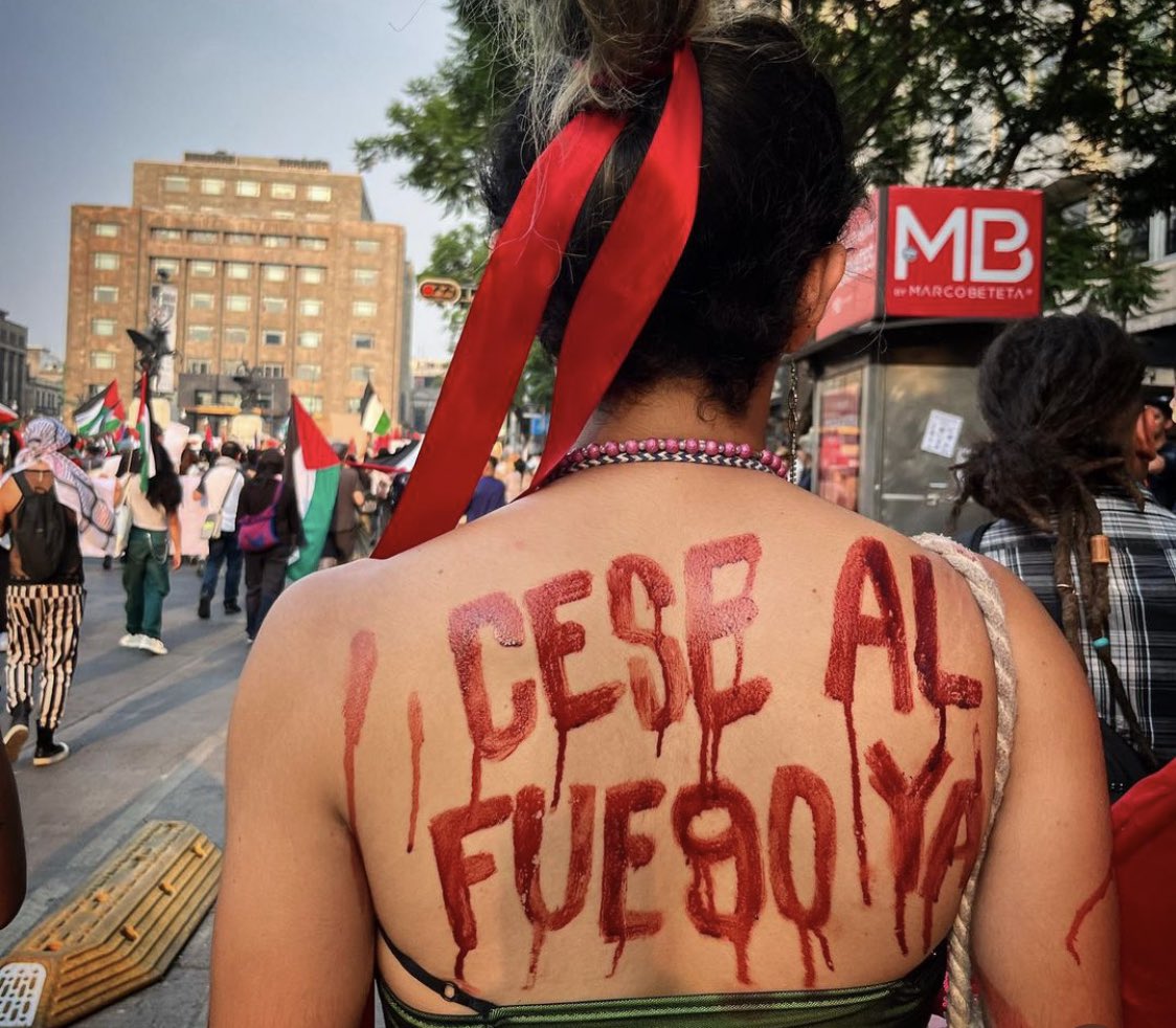 “Cesefire now!” seen in Mexico City. ❤️🖤🤍💚📸IG:pasteupmorras