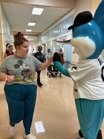 Who doesn't want to be greeted by Billy the Marlin as you go to lunch?!?!? Lots of Smiles! Thank You @MarlinsImpact for not only recognizing our SUPER Coach but spreading so much joy! @RachelCapitano @RoyalPalm_RPS @1_MegDavis @JackieS2383 @Sheliaisgreat @pbcsd