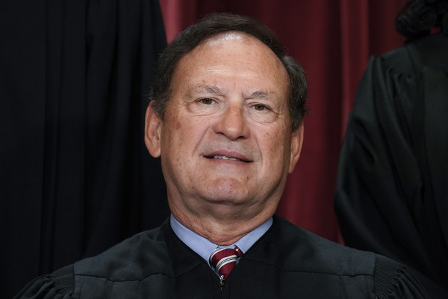 A photo was just unearthed showing Supreme Court justice Samuel Alito’s home flying an upside-down American flag in January 2021. The upside-down flag was a symbol used by “stop the steal” MAGA activists who were trying to overturn the 2020 election. nytimes.com/2024/05/16/us/…