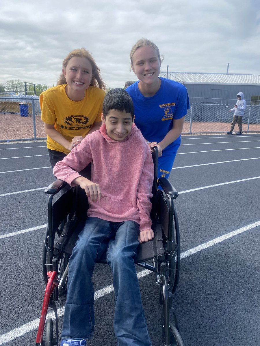 So blessed to work with so many young leaders <a href="/SandburgHS/">Carl Sandburg H.S.</a> <a href="/SandburgPE/">Carl Sandburg HS PE/Health/Driver Ed</a> <a href="/CHSD230/">District 230</a> <a href="/DSmithCSHS/">Derrick Smith</a> @Rnolting21  Leaders on and off the field. Making friendships and building a community