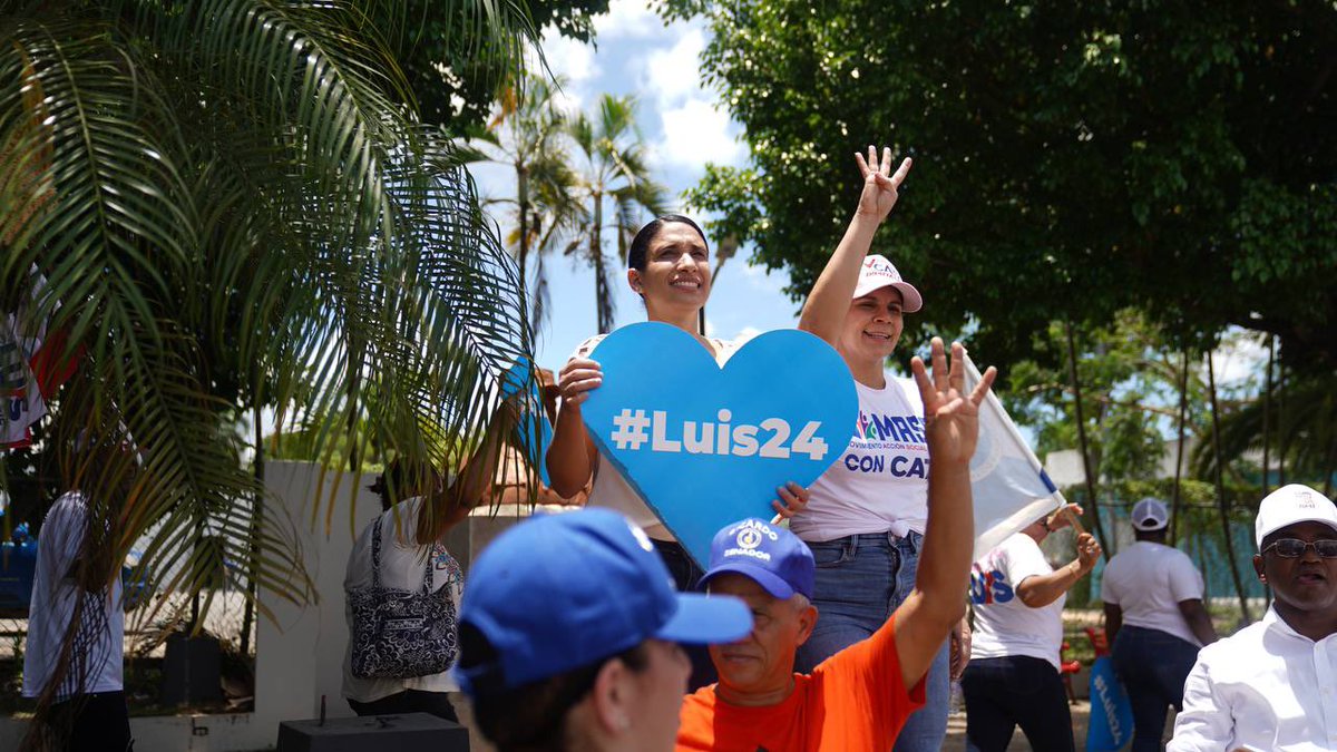 itobisono's tweet photo. Que emocionante volver a recorrer el país y ver latir los corazones de los dominicanos con alegría pidiendo cuatro años más de progreso, estabilidad y crecimiento. 

Aquí les comparto algunas fotos de estas últimas semanas 💙 #CrecemosRD @luisabinader https://t.co/9PFWm74V4x