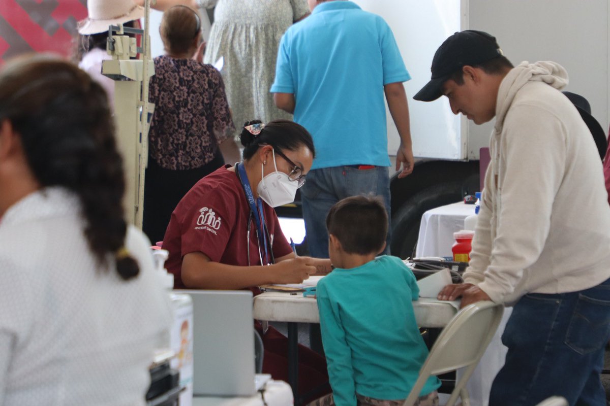 Salud_Hidalgo's tweet photo. Participamos en la Feria de Servicios en #TepejiDelRío. Este evento tiene como objetivo acercar los servicios de salud a la ciudadanía, promoviendo el bienestar y una atención integral. 🏥✨ https://t.co/soAgJj663h