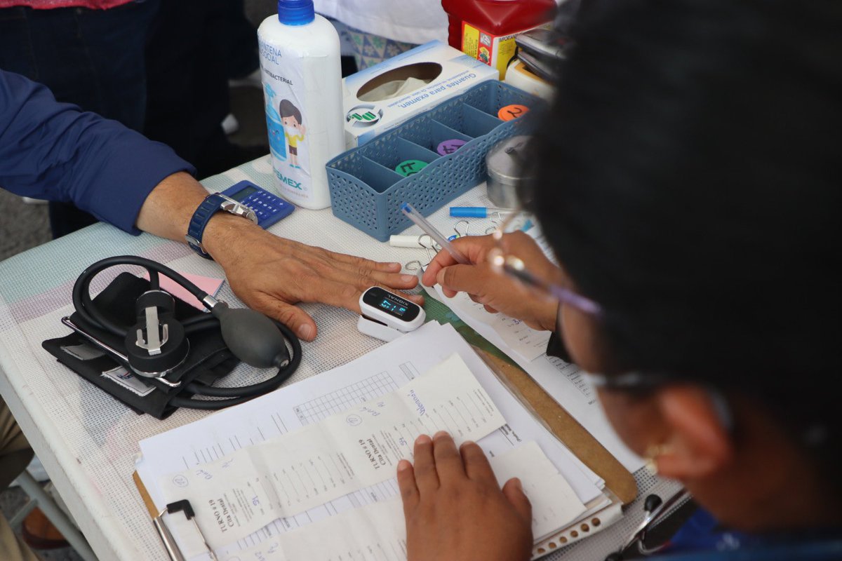 Salud_Hidalgo's tweet photo. Participamos en la Feria de Servicios en #TepejiDelRío. Este evento tiene como objetivo acercar los servicios de salud a la ciudadanía, promoviendo el bienestar y una atención integral. 🏥✨ https://t.co/soAgJj663h
