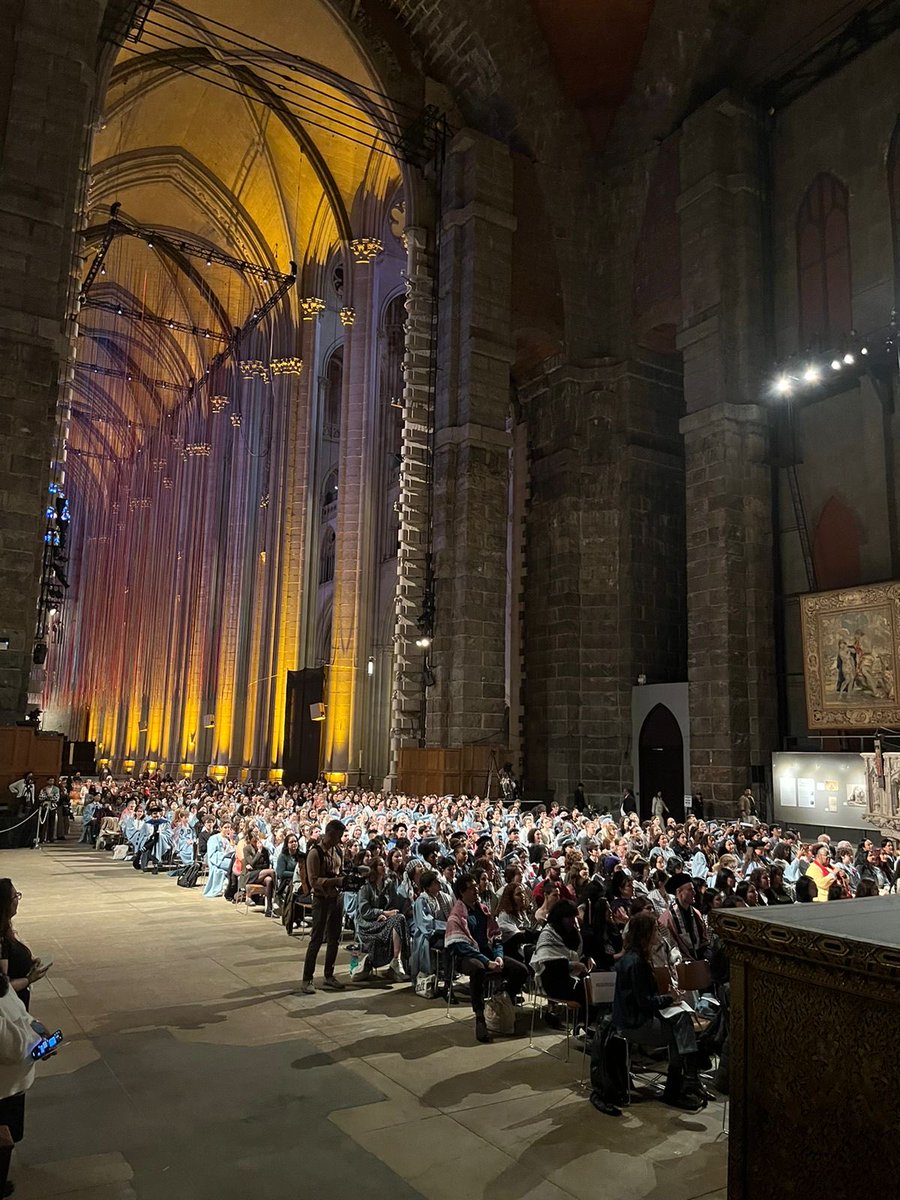 Remember the president of ⁦@Columbia⁩ canceled graduation after arresting 200 of her own students? Today those same students stood strong by holding a beautiful alternative graduation ceremony at St. John the Divine near campus. Major display of student power.👊⤵️