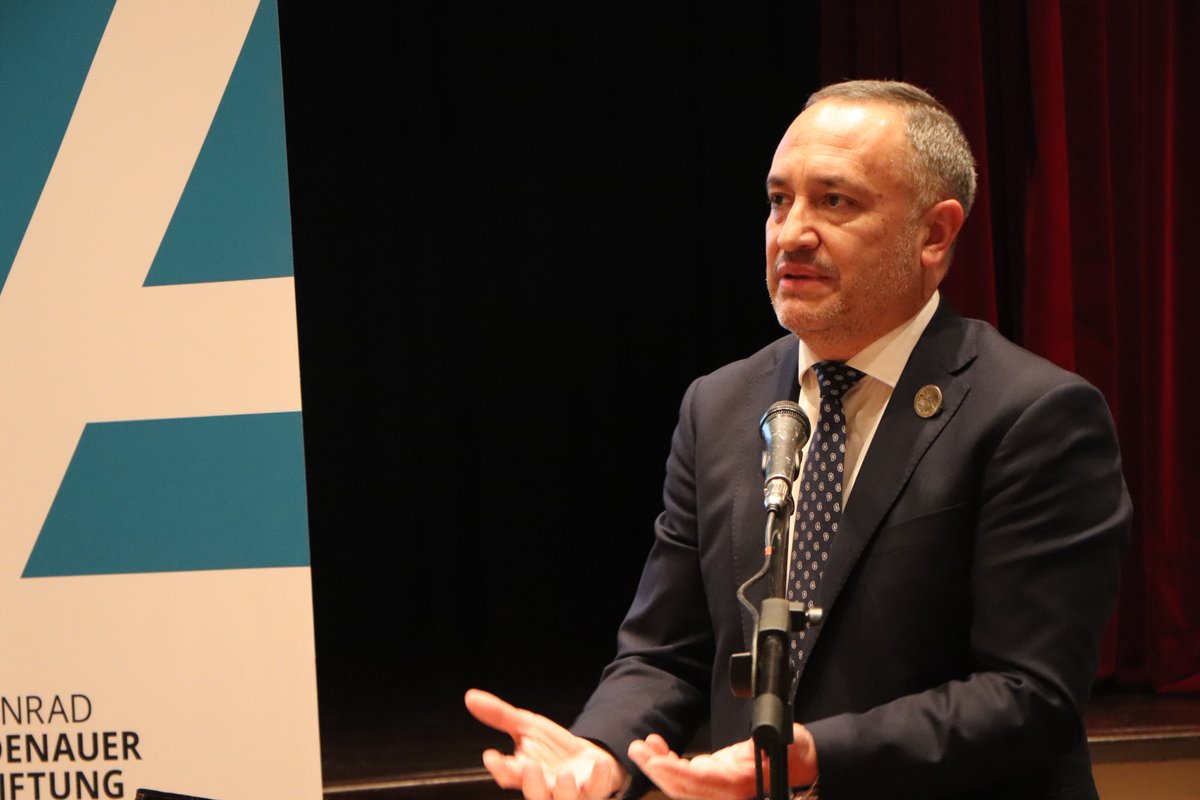 acepnacional's tweet photo. 📚 Continuamos con la disertación magistral de Marcelo David Sosa, Rector de la #UNViMe, sobre "Democracia, Federalismo y Educación en Argentina". Pudimos profundizar con los becarios en los fundamentos que sostienen nuestra nación. Presentó @zamoravm c/ @KAS_Argentina https://t.co/Hl7nyLeB41