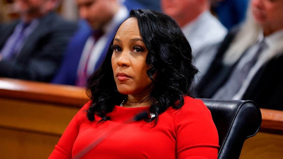 dizzle_que's tweet image. I'm STILL SUPPORTING FANI WILLIS!  ARE YOU WITH ME?

YES OR NO 🇺🇲🌊💙🌈