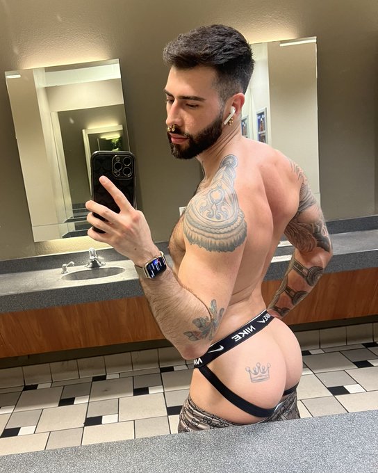 Pretty boy with a Royal Nani 🍑 https://t.co/4KYIypgx4P<a href="/tag/pinkfriday2"class="tags"><span>#pinkfriday2</span></a><a href="/tag/gagcitydeluxeoutnow"class="tags"><span>#gagcitydeluxeoutnow</span></a>