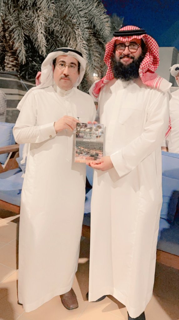 سعدت بلقاء المشرف العام على موسوعة كيوبيديا العالمية جلعود بن دخيل في زيارته ضمن وفدٍ للأحساء في اطار زيارتهم لمناطق المملكة من أجل جمع معلومات عنها وتشرفت بتسليمه ملفٍ اعلاميٍ متكامل الجوانب الحضارية عنها استغرق مني جمعه وإعداده 11 سنة لمساعدتهم في الحصول على المعلومات المطلوبة.